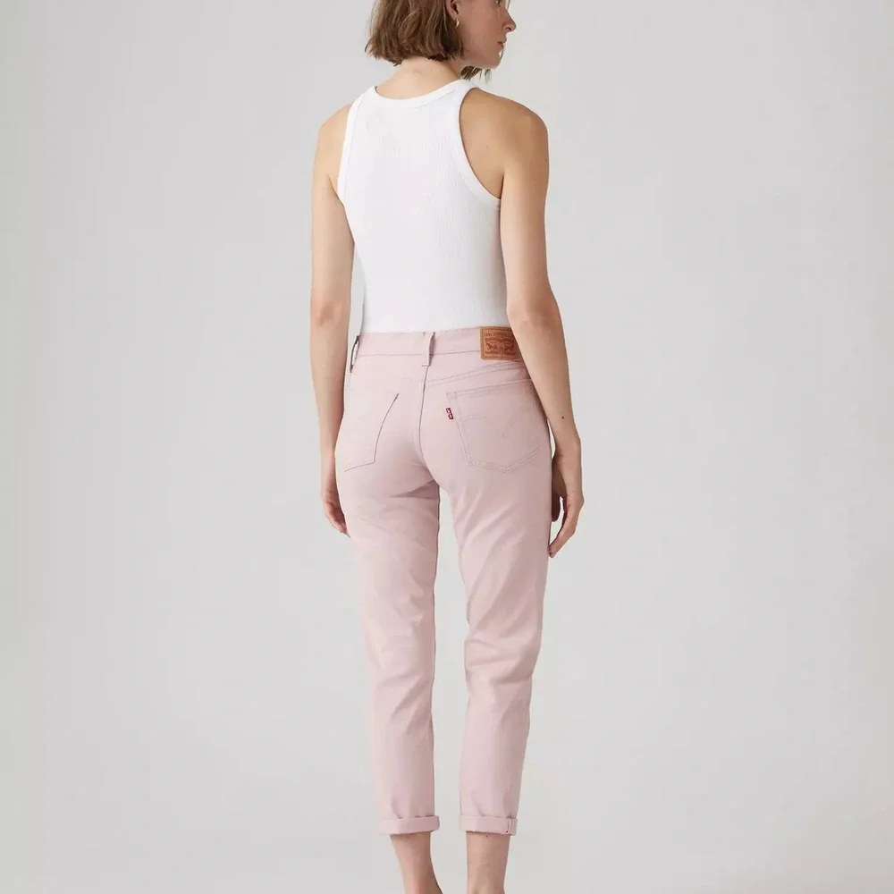 Levi's Women's Mid Rise Boyfriend Jeans in Soft Pink 30x27 - Picture 2 of 4